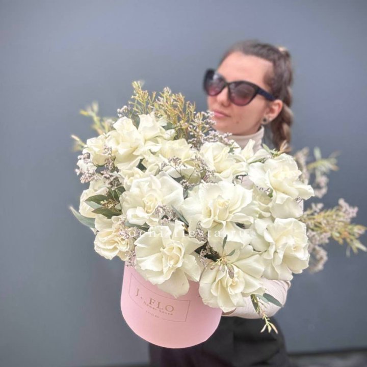 17 Французских белых роз в коробке Афина в Новокузнецке