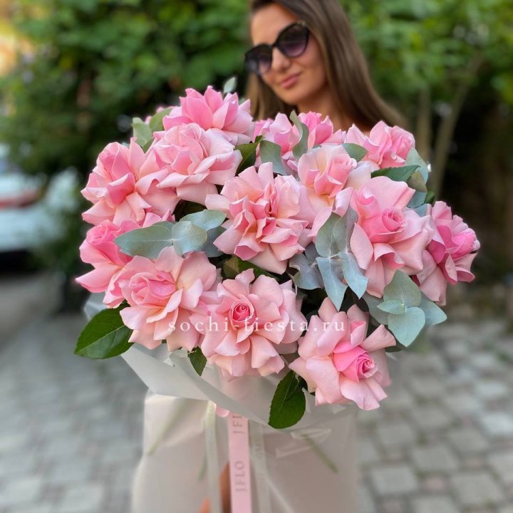 17 Розовых  французских роз в Новокузнецке