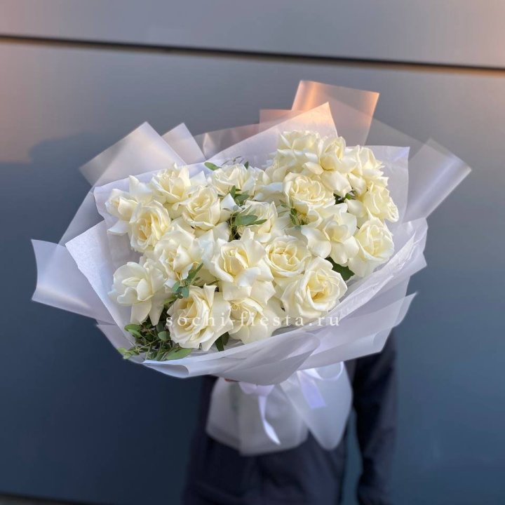 Пышный букет из белых роз в Новокузнецке