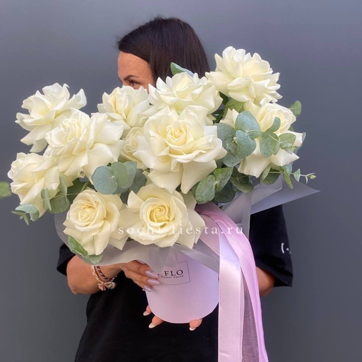 11 Французских белых роз в боксе в Новокузнецке