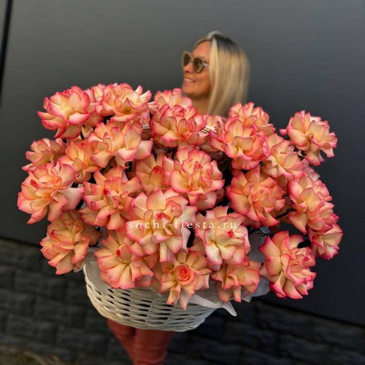 45 французских роз Джумилия в корзине в Новокузнецке