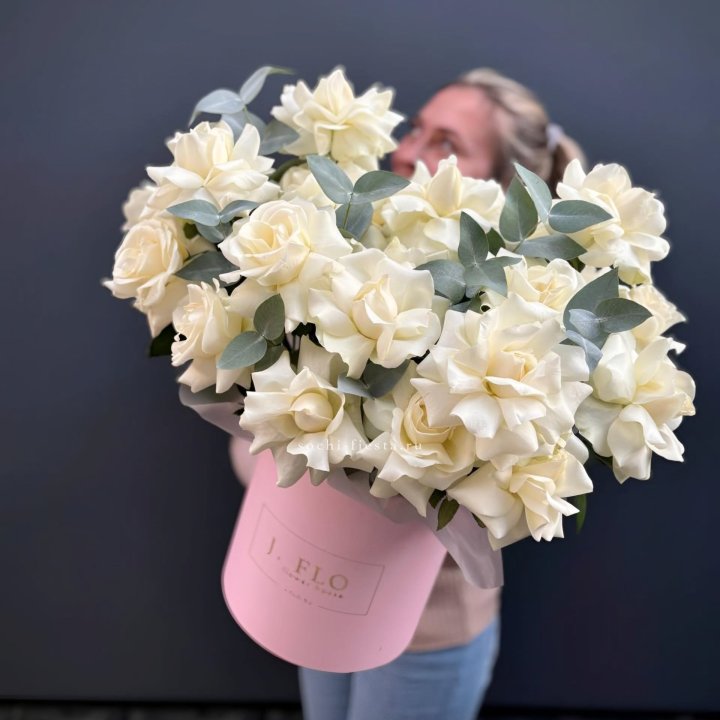 25 Французских белых роз в боксе в Новокузнецке