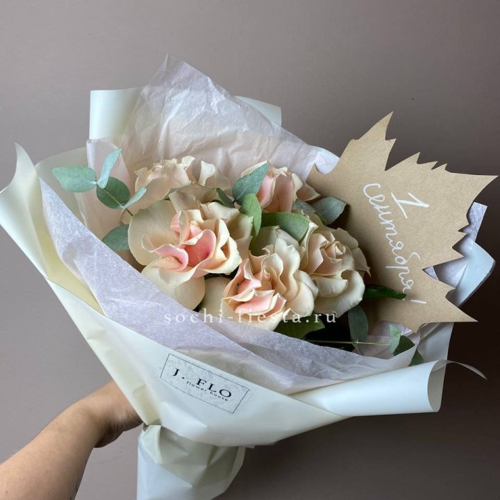 Букет кремовых роз к дню знаний в Новокузнецке