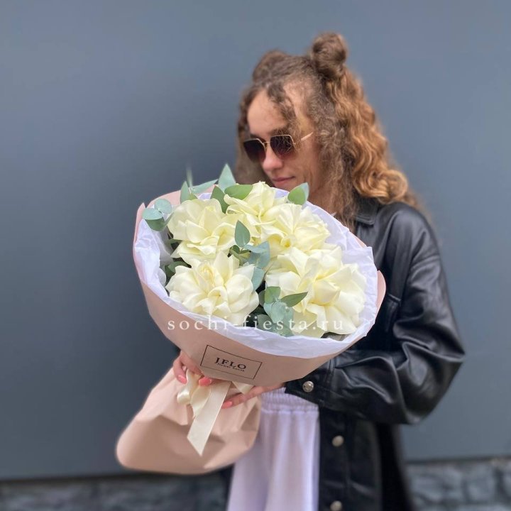 5 Белых французских роз в Новокузнецке