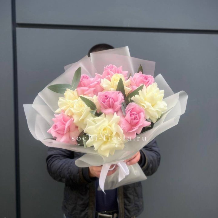 11 бело-розовых роз в Новокузнецке
