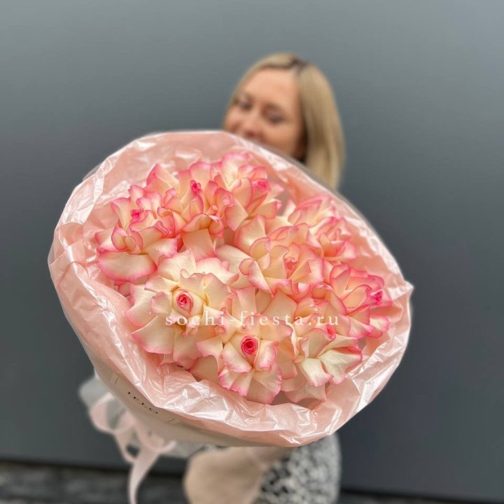 9 французских роз Джумилия в нежном оформлении в Новокузнецке