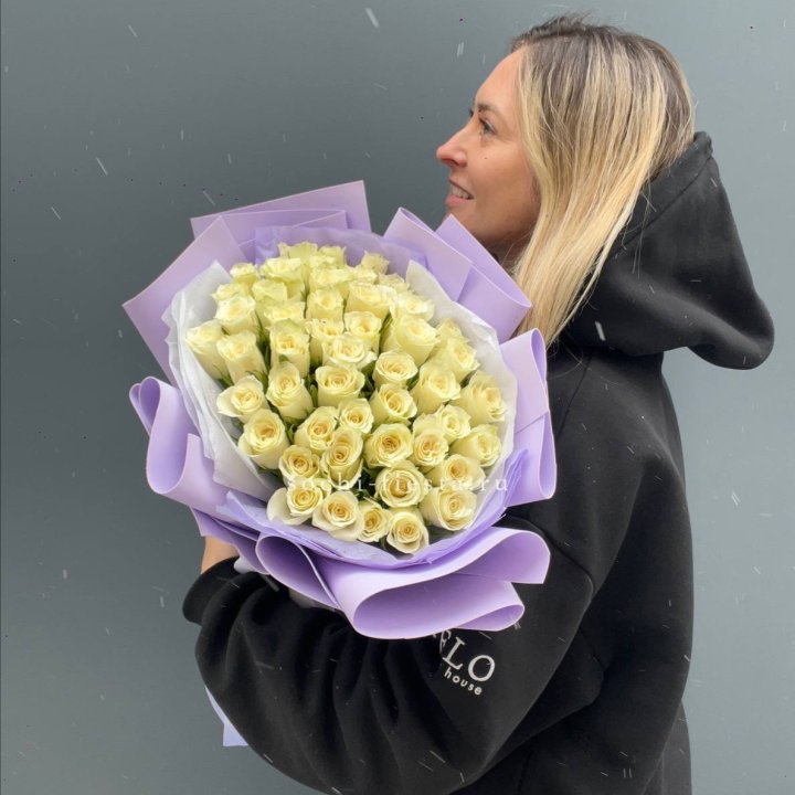 51 белая кенийская роза в оформлении в Новокузнецке