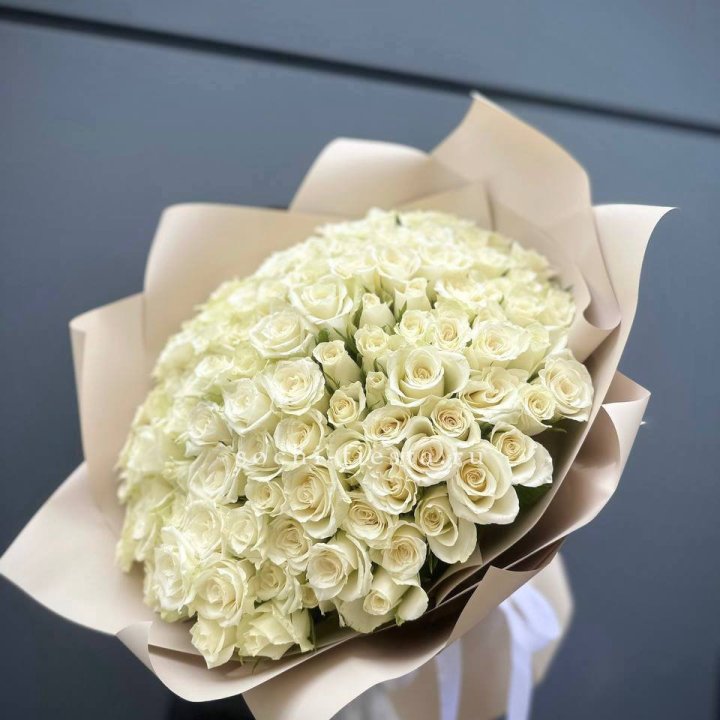 101 белая роза Атена в Новокузнецке