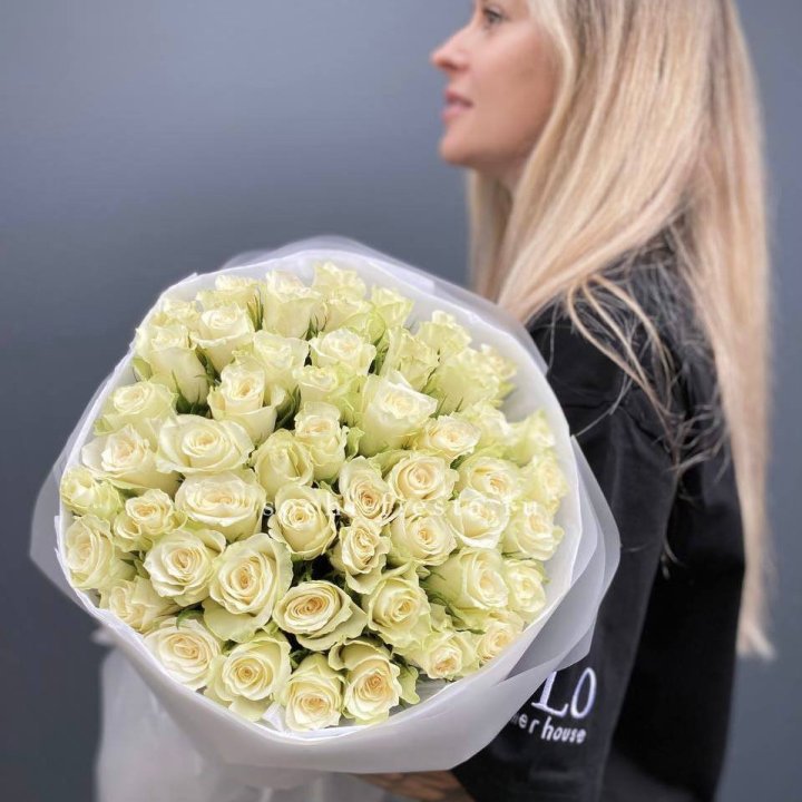 Воздушный букет из 51 белой кенийской розы в Новокузнецке