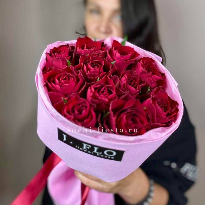 11 красных роз мадам ред в Новокузнецке