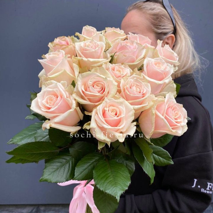 15  кремовых высоких роз в Новокузнецке