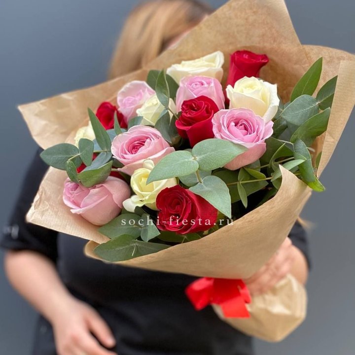 Букет из 15 роз с эвкалиптом в Новокузнецке