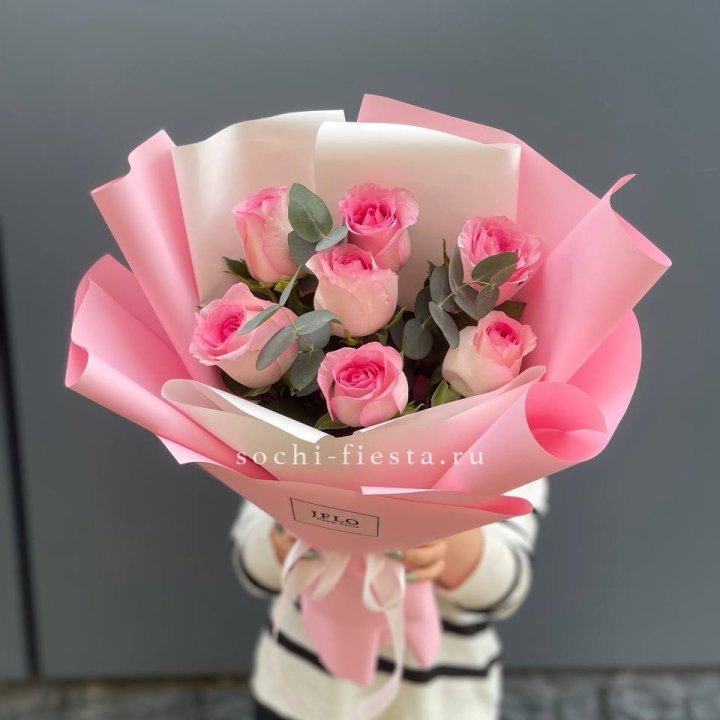 7 роз с эвкалиптом в Новокузнецке