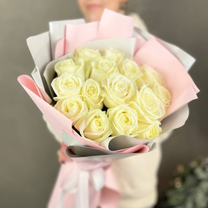 15 белых роз пудра в Новокузнецке