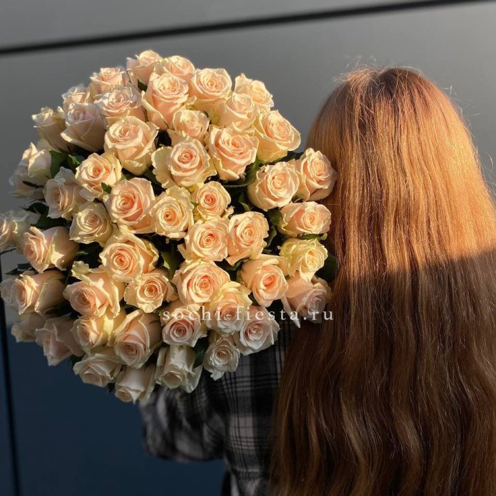 Охапка кремовых роз в Новокузнецке