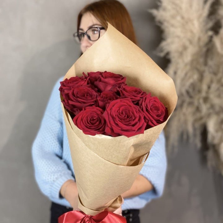 9 красных роз в крафте в Новокузнецке