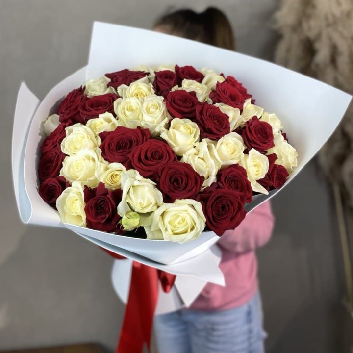 51 красная и белая роза в Новокузнецке