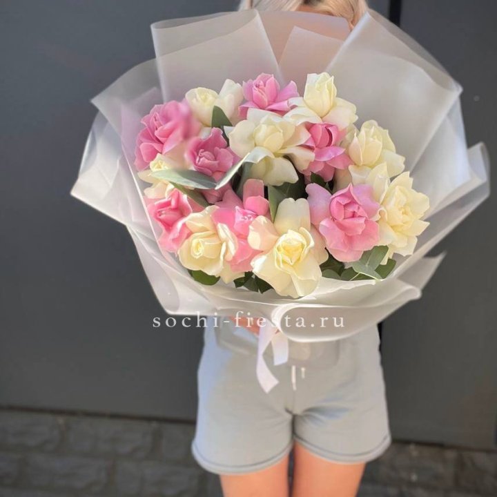 15 бело-розовых роз в Новокузнецке