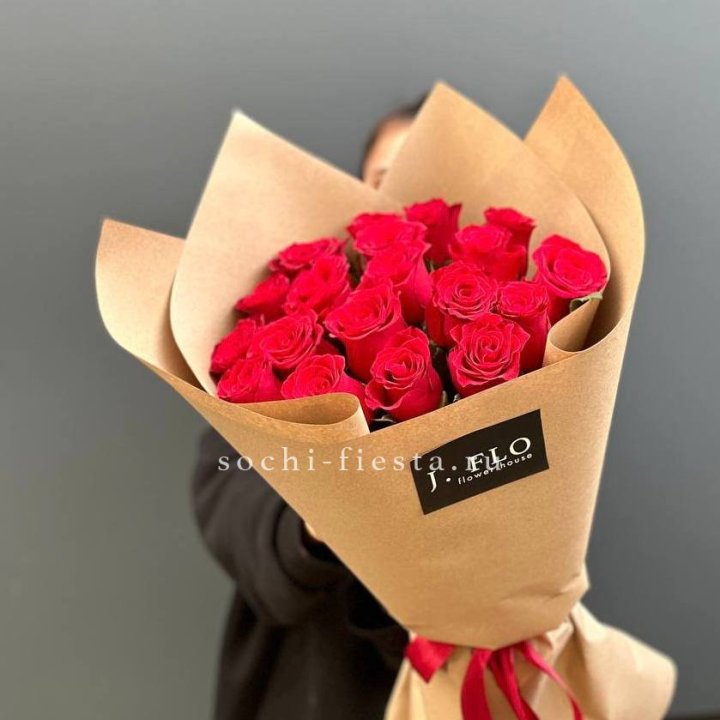 19 красных роз в крафте в Новокузнецке