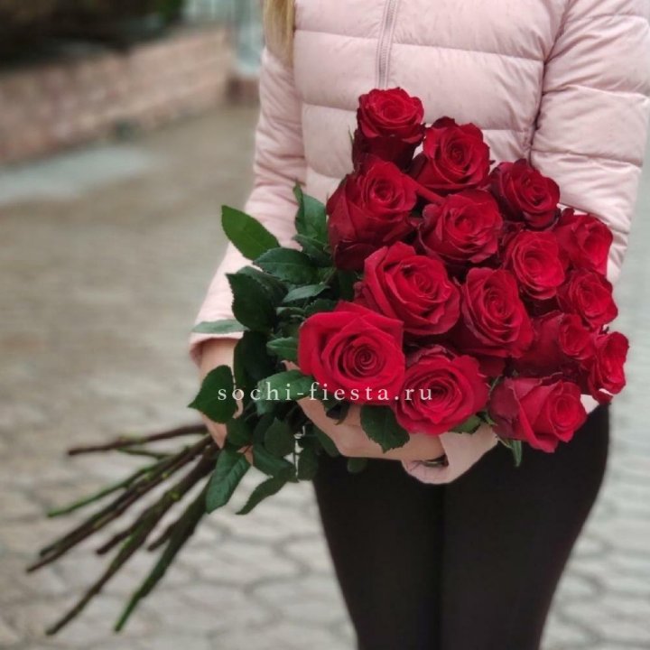 15 высоких красных роз в Новокузнецке