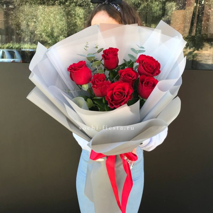 7 красных роз с эвкалиптом  в Новокузнецке