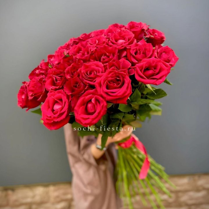 51 высокая красная роза в Новокузнецке