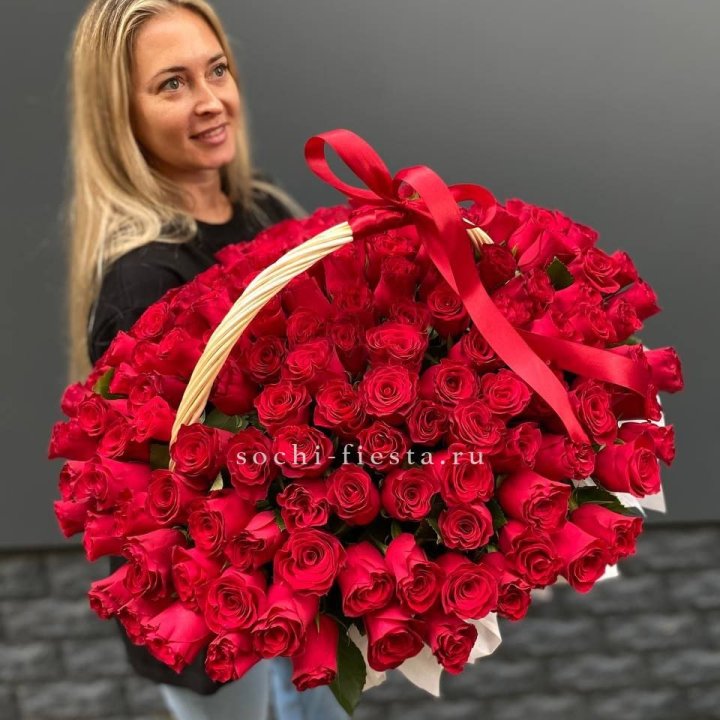 151 красная  роза в корзине в Новокузнецке