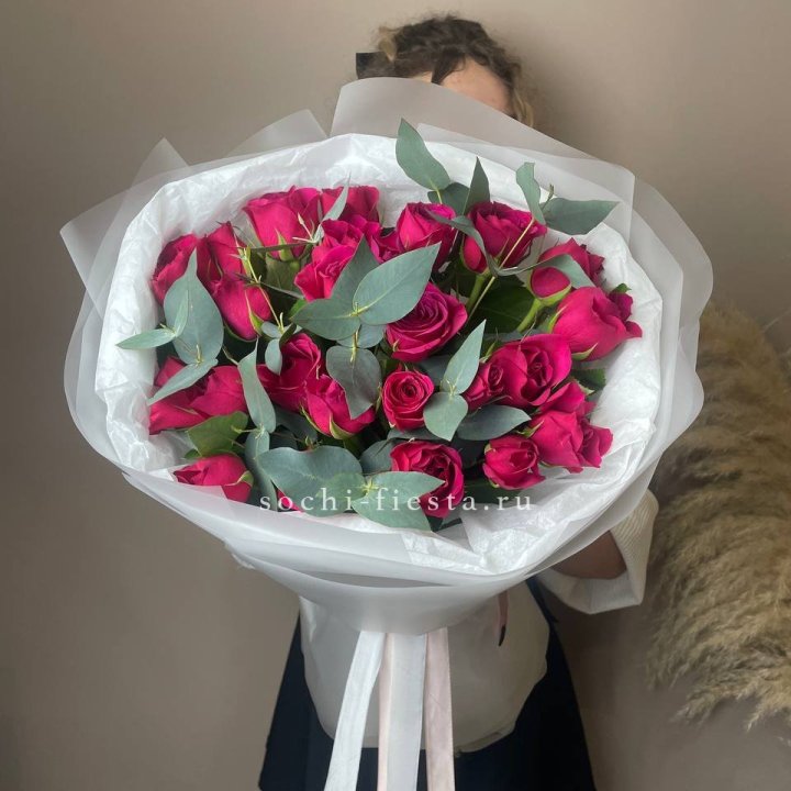 25 малиновых роз с эвкалиптом в Новокузнецке