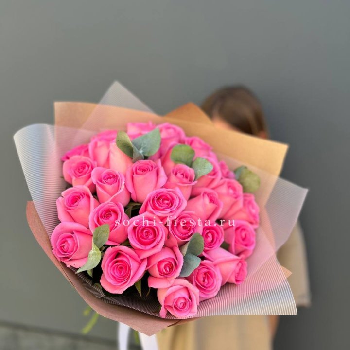 31 розовая роза с эвкалиптом в Новокузнецке