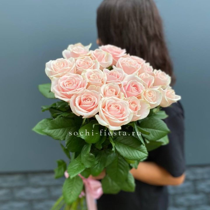 Высокие розовые розы в Новокузнецке