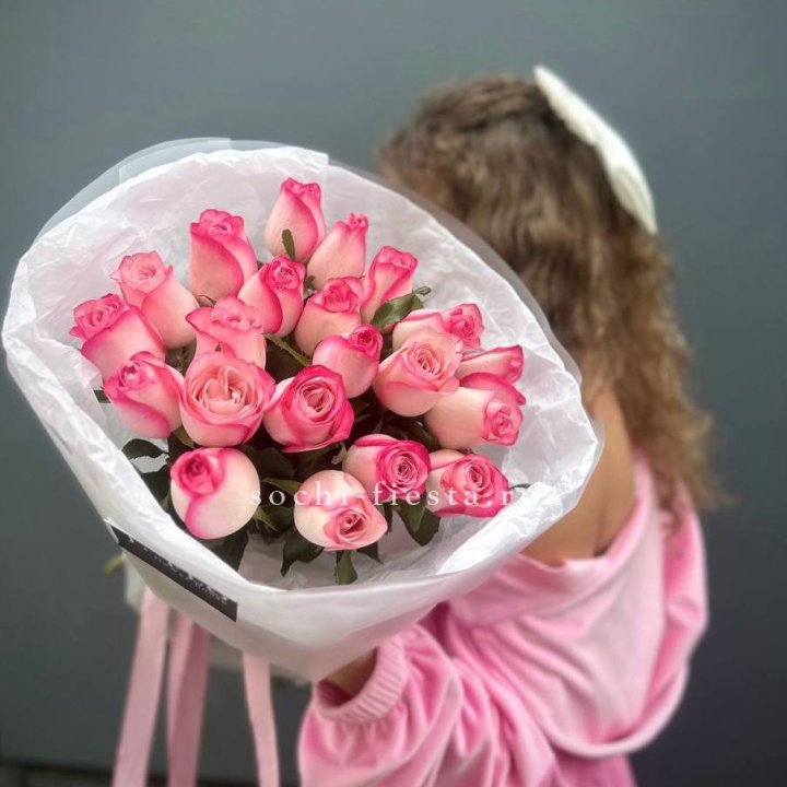21 розовые розы Венди  в оформлении в Новокузнецке