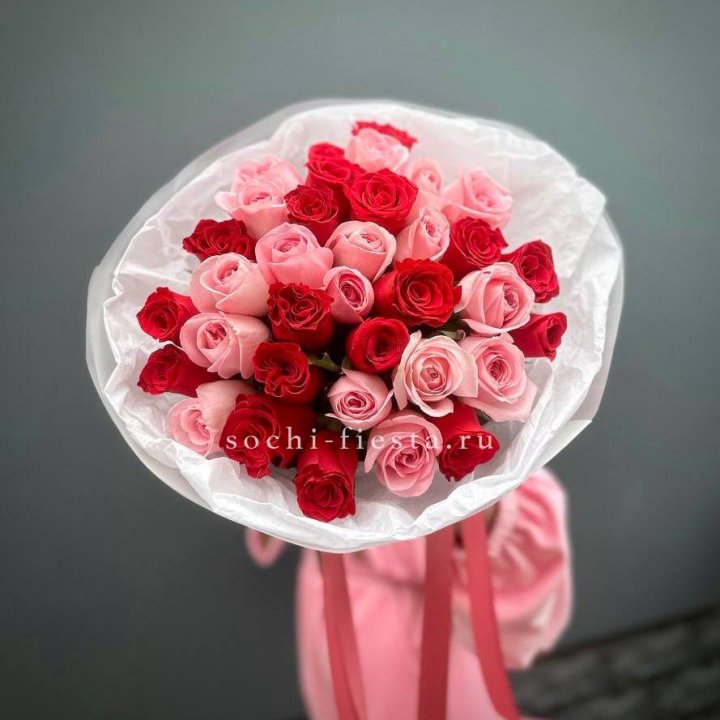 Букет красных и розовых 35 роз в Новокузнецке