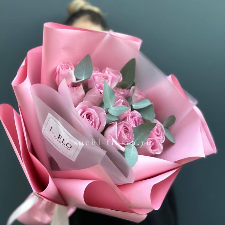 15 Розовых роз с эвкалиптом в Новокузнецке