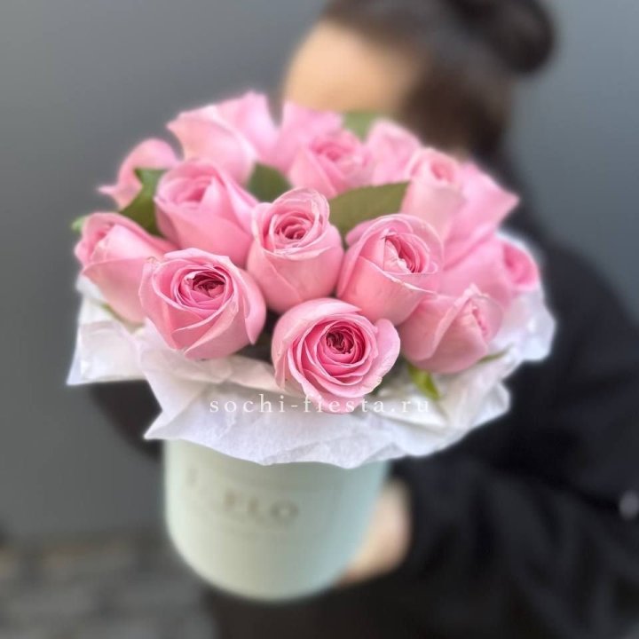 17 розовых роз в цилиндре в Новокузнецке