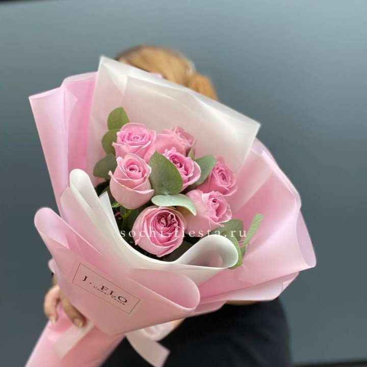 7 розовых роз с эвкалиптом в Новокузнецке