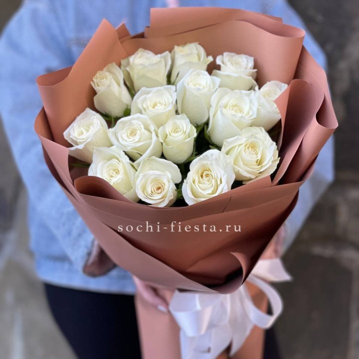 15 белых роз сиена в Новокузнецке