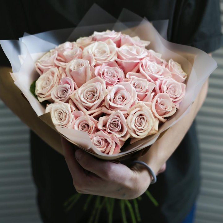 27 кремовых роз в Новокузнецке
