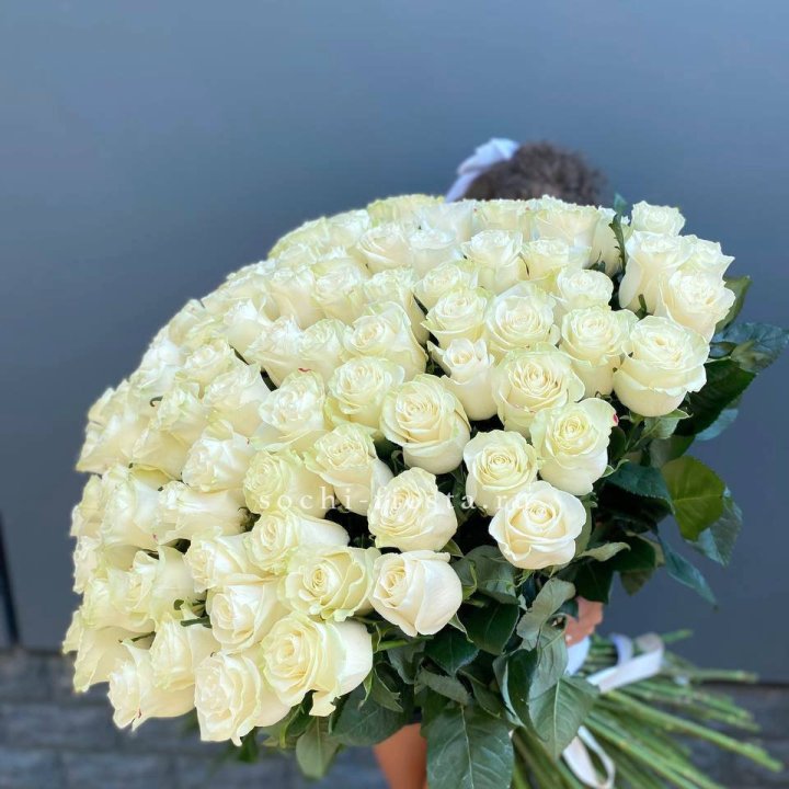 101 белая высокая роза в Новокузнецке