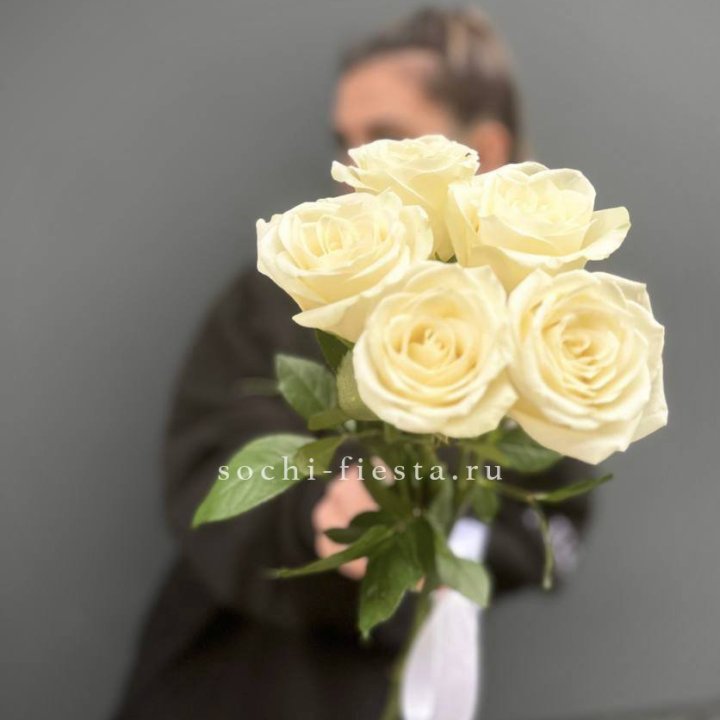 Букет 5 белых роз  в Новокузнецке