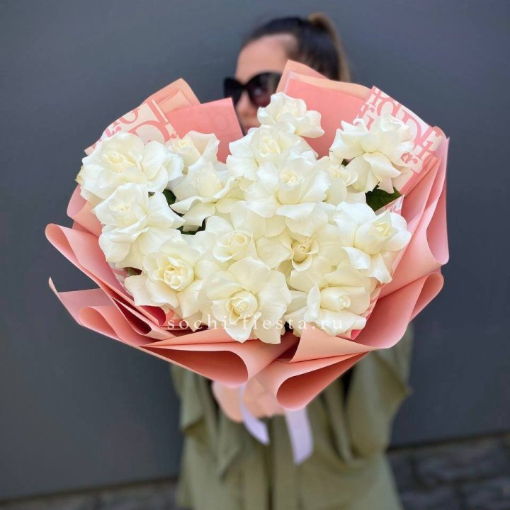 Белые розы "Аморе" в Новокузнецке