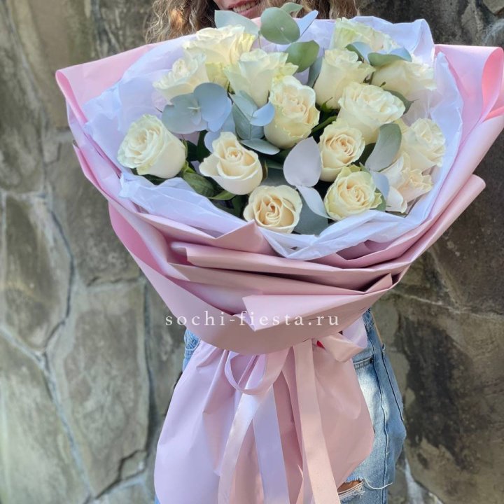 Белые розы в авторском оформлении в Новокузнецке