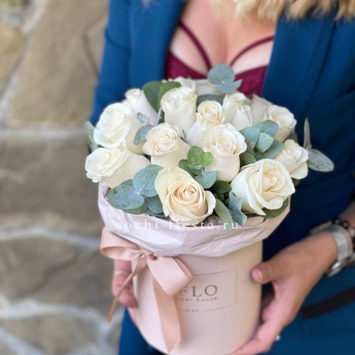 Цилиндр из белых роз в Новокузнецке