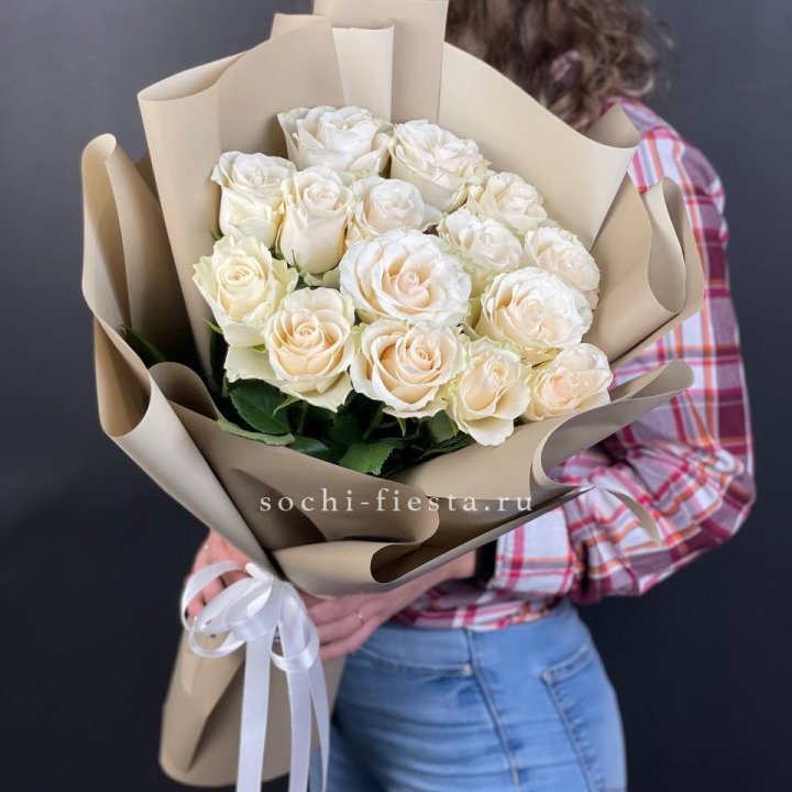15 белых роз кофе в Новокузнецке