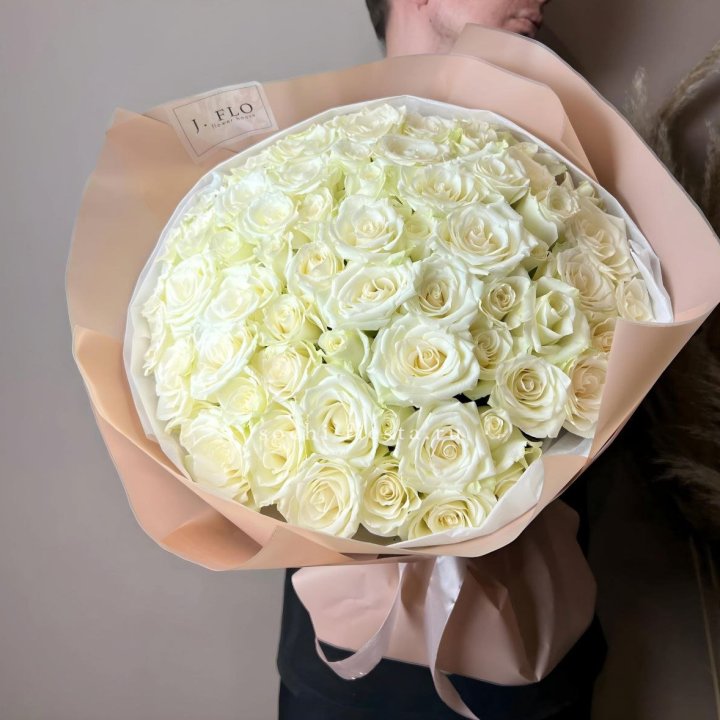 51 белая  роза в оформлении в Новокузнецке