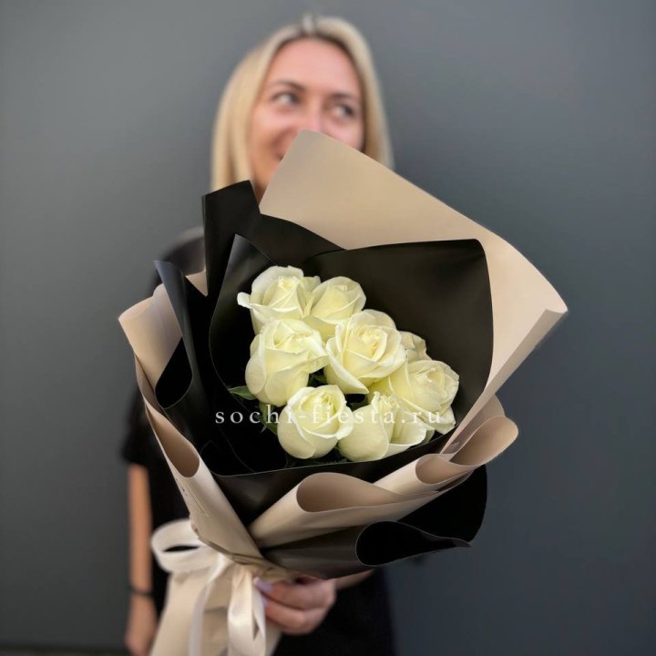 7 белых роз Иммерсив в Новокузнецке