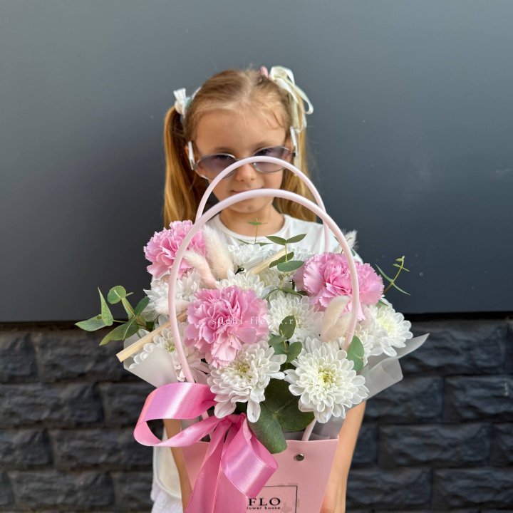 Сумочка из стойких хризантем и диантуса в Новокузнецке