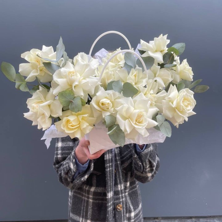 15 белых роз в сумочке в Новокузнецке