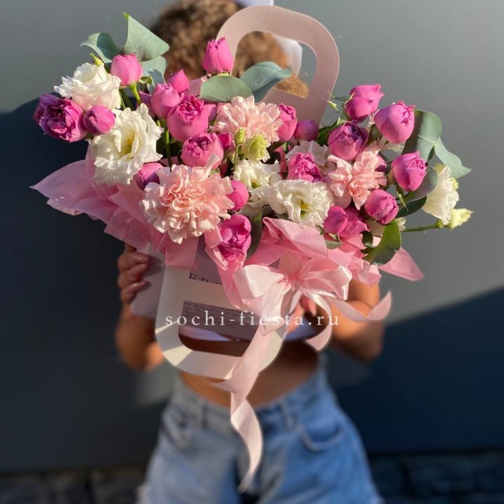 Сумочка с кустовой розой и диантусами в Новокузнецке