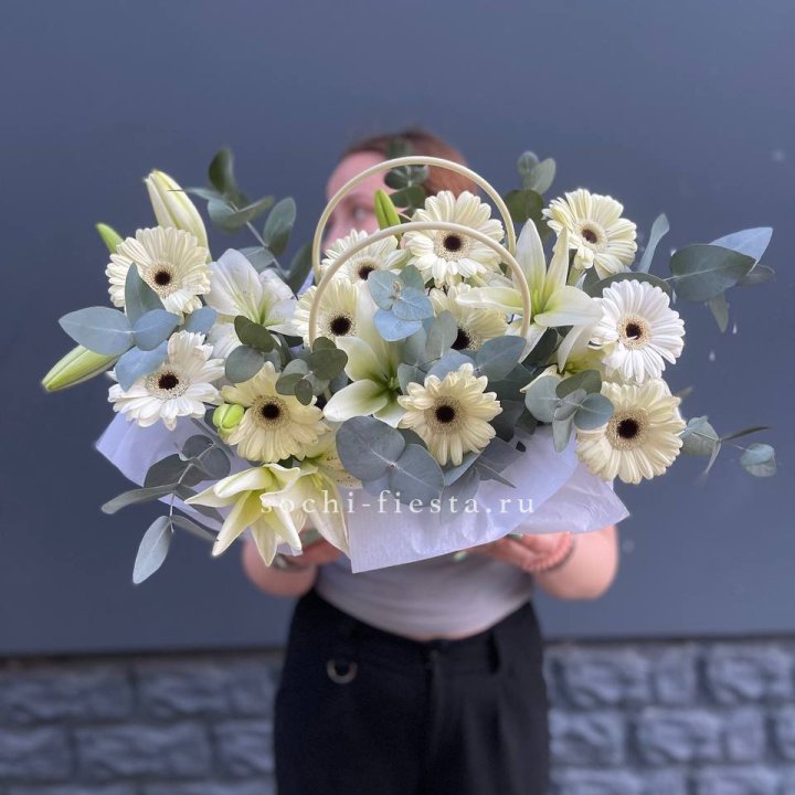 Сумочка лилии и герберы в Новокузнецке