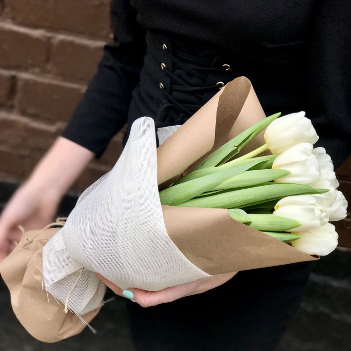 Букет белых тюльпанов в Новокузнецке